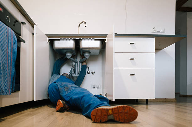 Professional Emergency Plumber technician working in Beloit, OH